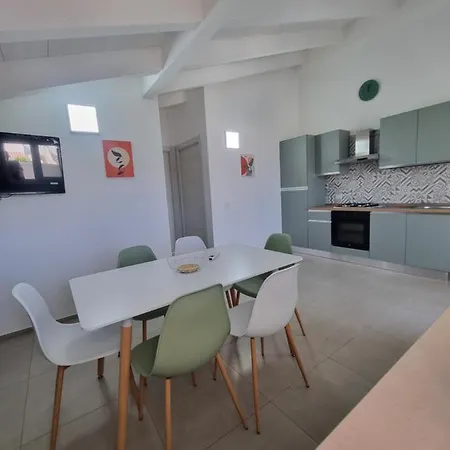 La Casa Red Apartment *